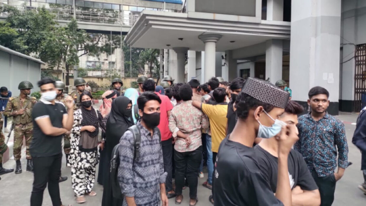 অবরুদ্ধ ঢাকা বোর্ড চেয়ারম্যানসহ কর্মকর্তারা, ‘অটোপাস’ দাবি অবরুদ্ধ ঢাকা বোর্ড চেয়ারম্যানসহ কর্মকর্তারা, ‘অটোপাস’ দাবি