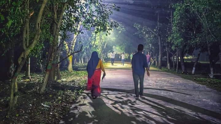 হালকা কুয়াশায় ঘাসের ডগায় শিশিরকণায় মনোমুগ্ধকর বেরোবি ক্যাম্পাস হালকা কুয়াশায় ঘাসের ডগায় শিশিরকণায় মনোমুগ্ধকর বেরোবি ক্যাম্পাস