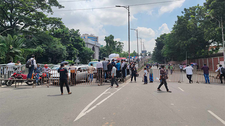 দাবি পূরণের আশ্বাসে সড়ক ছাড়লেন পলিটেকনিক শিক্ষার্থীরা দাবি পূরণের আশ্বাসে সড়ক ছাড়লেন পলিটেকনিক শিক্ষার্থীরা