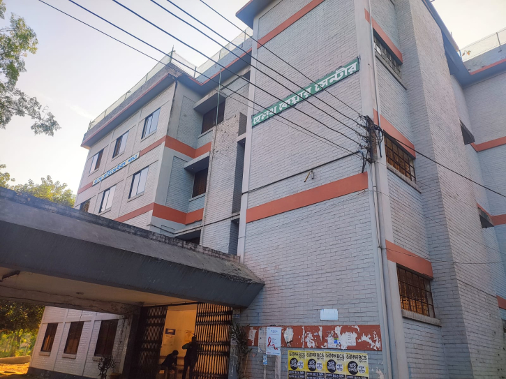 ১০ হাজার জনের চিকিৎসায় ৮ ডাক্তার: শিক্ষার্থীদের ক্ষোভ ১০ হাজার জনের চিকিৎসায় ৮ ডাক্তার: শিক্ষার্থীদের ক্ষোভ