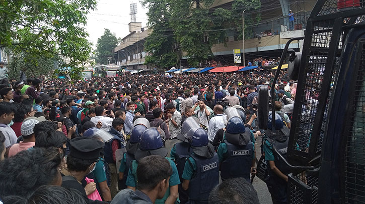 বঙ্গভবনে রাষ্ট্রপতি বরাবর স্মারকলিপি জমা দিলেন আন্দোলনকারীরা বঙ্গভবনে রাষ্ট্রপতি বরাবর স্মারকলিপি জমা দিলেন আন্দোলনকারীরা