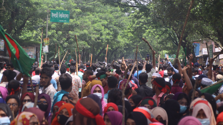 এক দাবিতে ইবি সংলগ্ন এলাকা উত্তাল, গুরুতর আহত এক