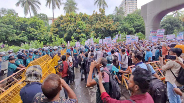যমুনা অভিমুখে বেসরকারি শিক্ষকরা, পুলিশের সাউন্ড গ্রেনেড