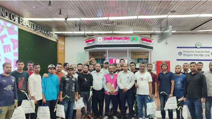 আরব আমিরাত থেকে ফিরলেন আরও ২৬ বাংলাদেশি আরব আমিরাত থেকে ফিরলেন আরও ২৬ বাংলাদেশি