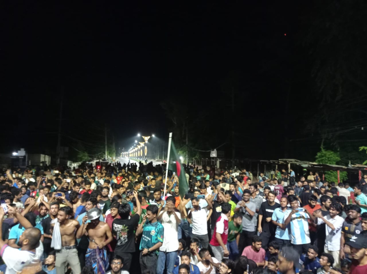 মধ্যরাতে উত্তাল পাবলিক বিশ্ববিদ্যালয় মধ্যরাতে উত্তাল পাবলিক বিশ্ববিদ্যালয়