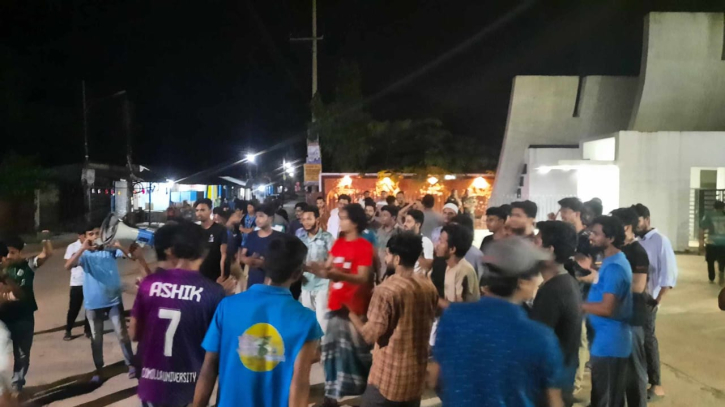 কুমিল্লা বিশ্ববিদ্যালয়েও রাতে বিক্ষোভ শিক্ষার্থীদের কুমিল্লা বিশ্ববিদ্যালয়েও রাতে বিক্ষোভ শিক্ষার্থীদের