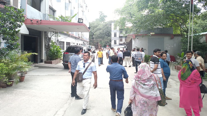 ভয়-আতঙ্কে মাউশি ভবন ছাড়লেন কর্মকর্তা-কর্মচারিরা ভয়-আতঙ্কে মাউশি ভবন ছাড়লেন কর্মকর্তা-কর্মচারিরা