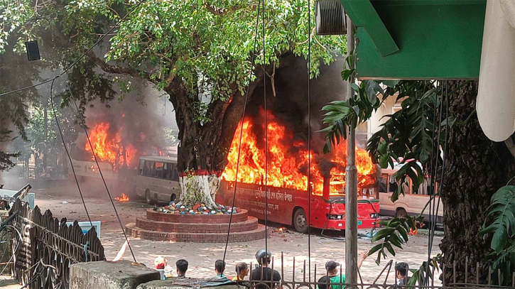 শাহবাগ অবরোধ করে ছাত্রলীগকে ধাওয়া, গাড়িতে আগুন শাহবাগ অবরোধ করে ছাত্রলীগকে ধাওয়া, গাড়িতে আগুন